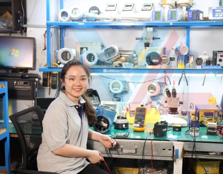 Kỹ sư hiệu chuẩn tín hiệu 4-20mA sau khi sửa cảm biến siêu âm Siemens SITRANS LUT430. 
