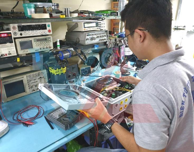 Quá trình sửa cảm biến siêu âm Siemens SITRANS LUT430 và phục hồi bo mạch.