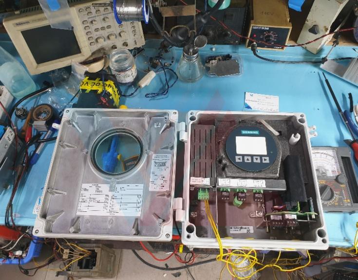 Khối xuất dòng 4-20mA bị hư cần sửa cảm biến siêu âm Siemens SITRANS LUT430. 