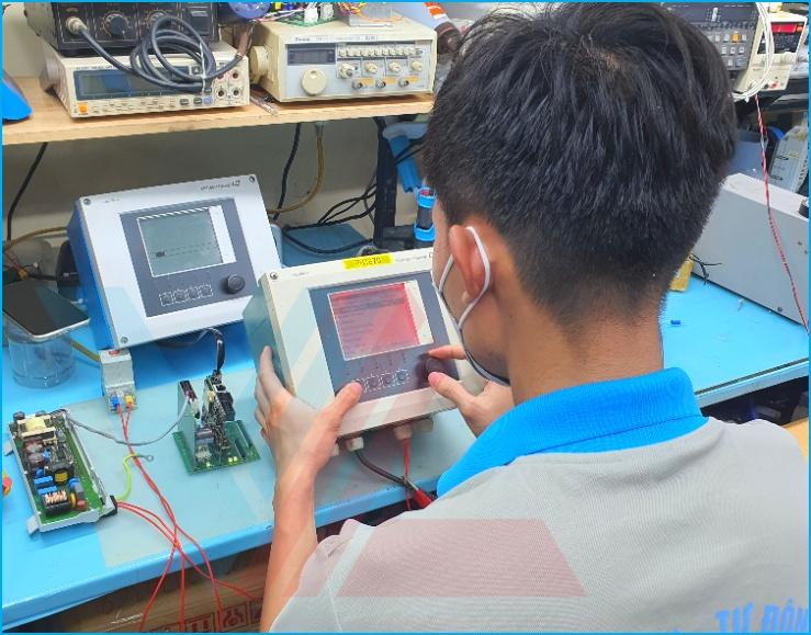 Thông tin model và thông số cơ bản của cảm biến Promag 50P được kiểm tra trước khi sửa.