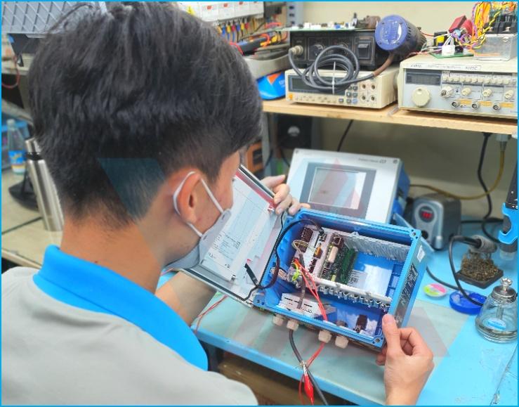 Bo mạch I/O của Promag 50 được tháo rời để đo kiểm tín hiệu analog 4-20mA.