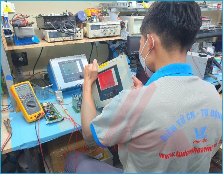Linh kiện TVS diode và varistor bị hư do nhiễu sét được thay thế trên bo mạch.