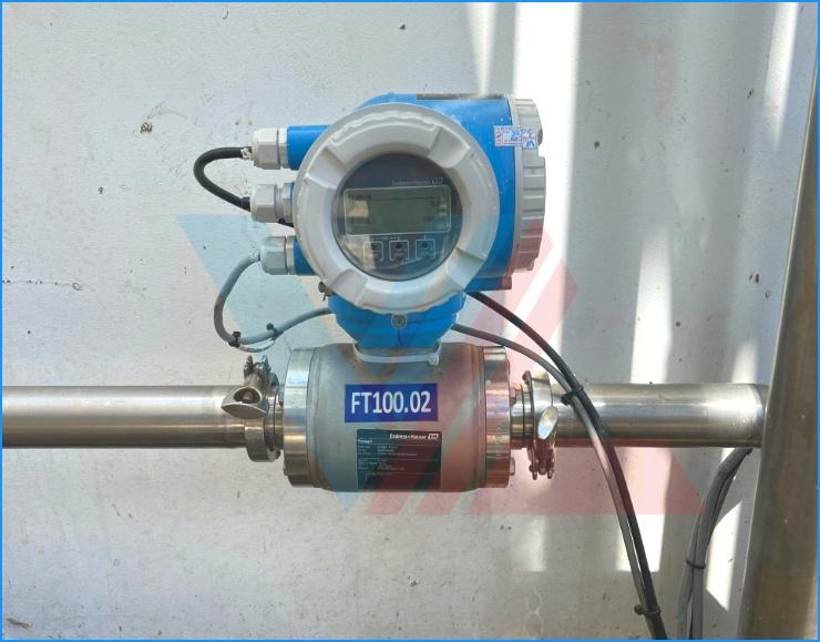 Kỹ sư Vĩnh Lộc tiếp nhận sửa cảm biến lưu lượng Promag H 400 bị lỗi chập chờn tại nhà máy sữa.