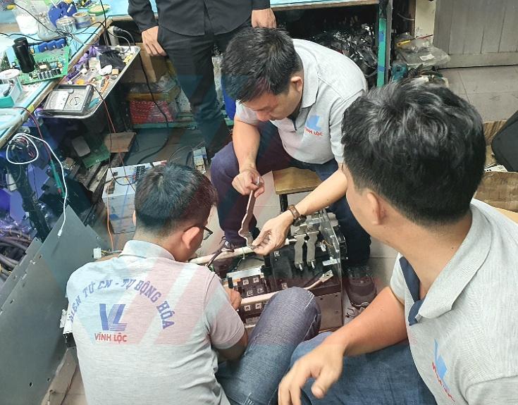 kỹ sư Vĩnh Lộc sửa chữa biến tần Danfoss tại nhà máy bia