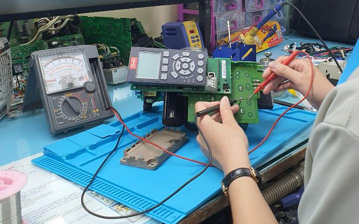 kiểm tra điện áp biến tần Danfoss trước sửa chữa